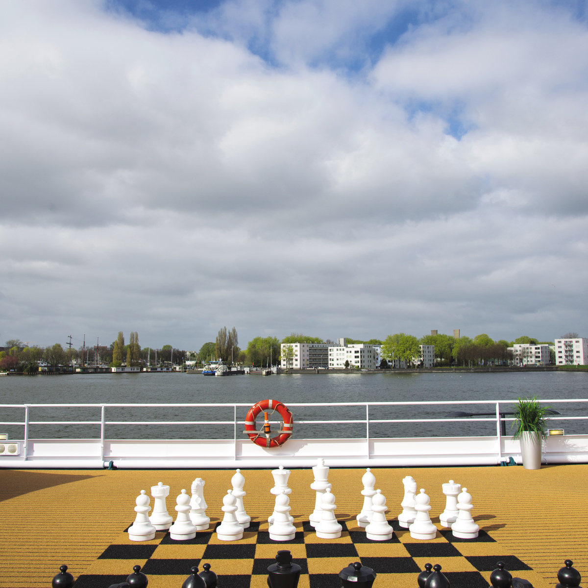 outdoor chess brabant.jpg